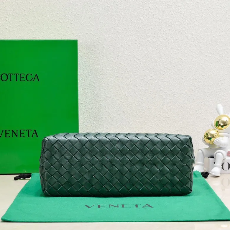 The 2023 new Andiamo batch of 2260 BV has been shipped‼ ️Really popular🔥The new Andiamo woven handbag launched by Bottega Veneta this season is really popular all over the world! ! Celebrities at home and abroad have worn it, and Oscar-winning actress Michelle Yeoh has taken it out on the street. Song Jia, Trai Yara, Yu Feihong, Sanji Ayaka, Rosie Hunting-Whiteley, Yoshioka Riho, etc. have all picked up this bag. It is classic and versatile, showing off its temperament, and the bag capacity is also large, which is very convenient for daily commuting! ! A variety of carrying methods, the shoulder straps can be adjusted by yourself, the original lambskin feels soft and delicate, and the unisex style breaks gender boundaries and brings a more practical and longer-lasting use experience. Andiamo, which has both elegant and casual styles, perfectly interprets the true appearance of "fashionable old money style". Style number: 8463 Size: 32*24*12
